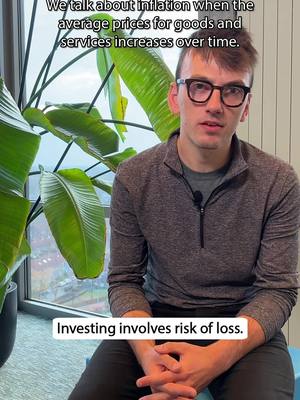 A man with glasses is sitting in front of a large window with plants, speaking to the camera. Text overlays provide context about inflation and investment risks.