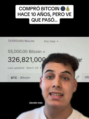 A man with short brown hair and a white t-shirt is centered in the frame, with a search result screen visible behind him. The screen says: 55,000.00 Bitcoin = 326,821,000 in large font, in a white background. Above the screen, the text reads 'COMPRÓ BITCOIN HACE 10 AÑOS, PERO VE QUE PASÓ...' in a black box.