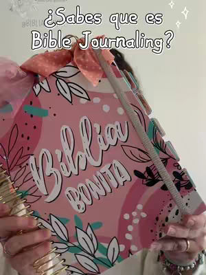 The cover image shows a woman holding a Bible with a pink patterned cover. The woman's face is partially obscured. Text overlayed reads, '¿Sabes que es Bible Journaling?'