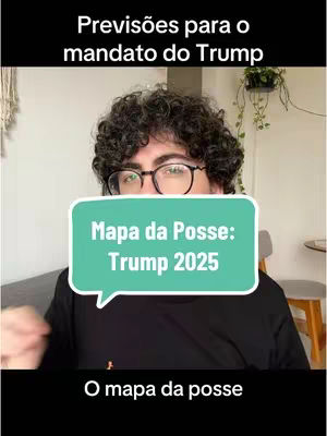 A man with curly hair and glasses is centered in the frame, the background showing some greenery and a bit of the room. He is looking at the camera. A green speech bubble with white text floats in front of him. Below, black text says 'O mapa da posse.'
