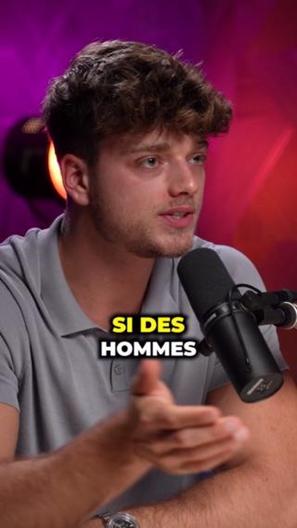 A man with curly brown hair is speaking into a microphone. Text reading "SI DES HOMMES" is present at the bottom. The background consists of shades of purple and red.